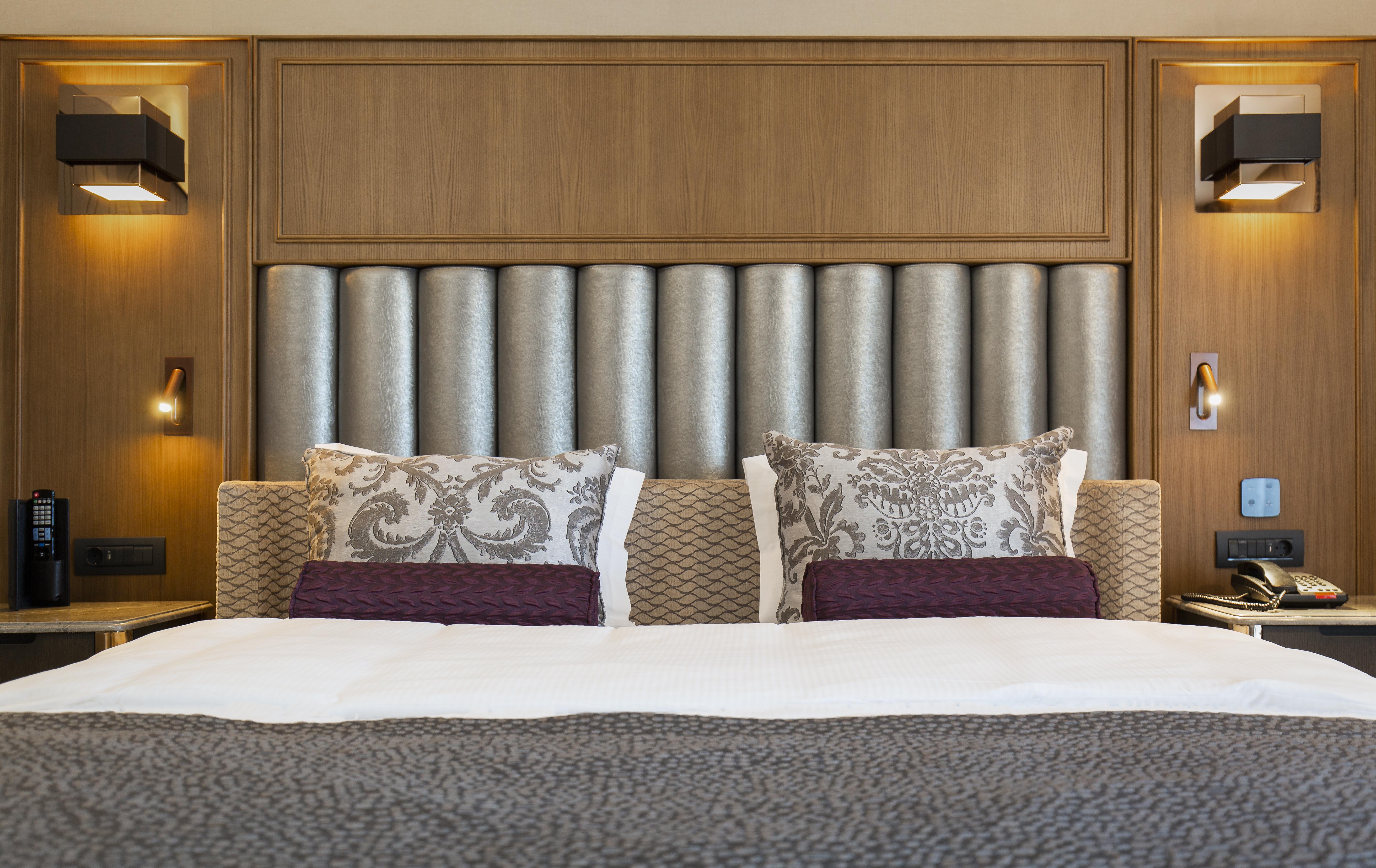 فندق ألميرا بورصة المظهر الخارجي الصورة A bed in a hotel room