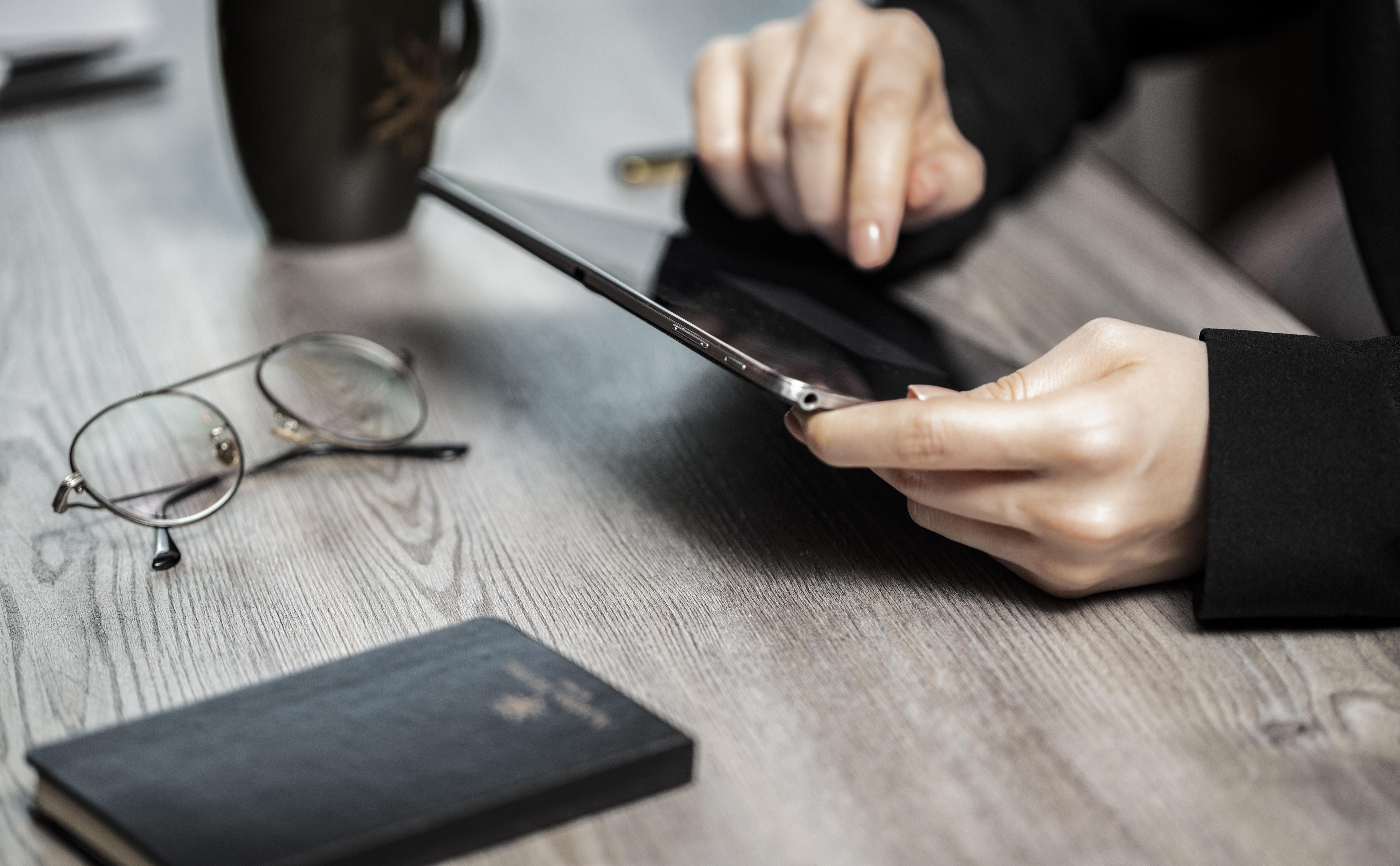 فندق ألميرا بورصة المظهر الخارجي الصورة A person using a tablet