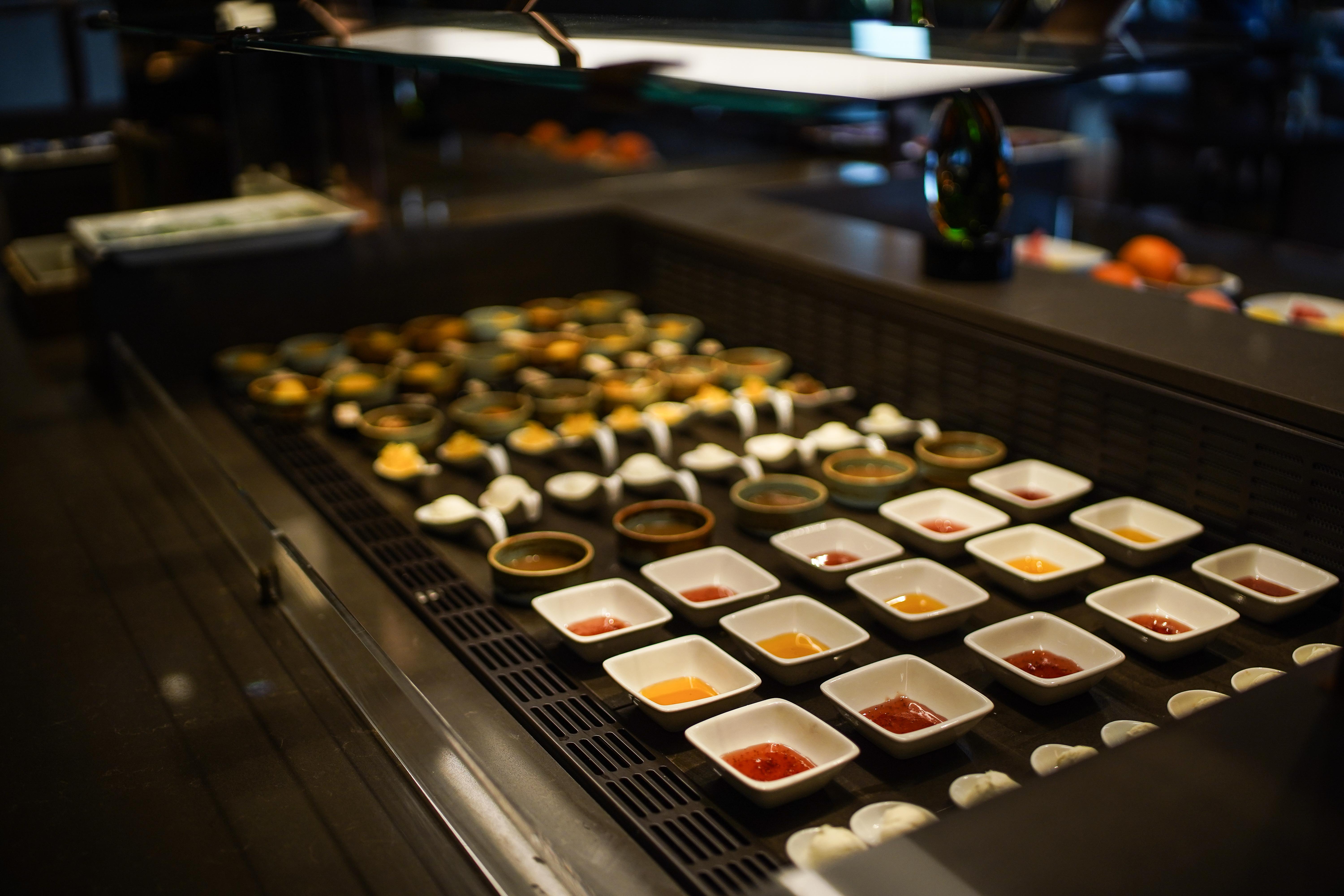 فندق ألميرا بورصة المظهر الخارجي الصورة A selection of sushi and sashimi at a buffet