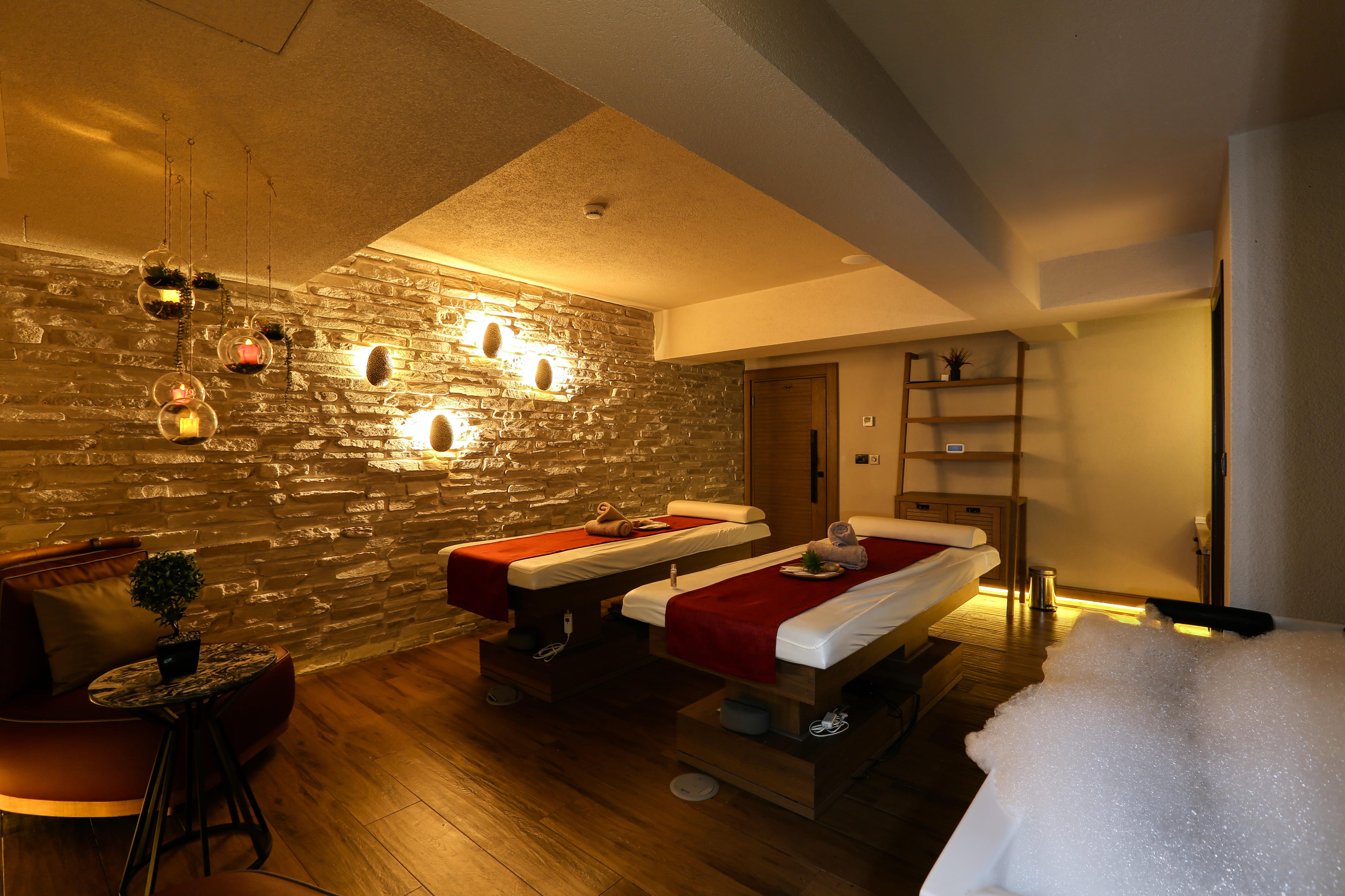 فندق ألميرا بورصة المظهر الخارجي الصورة A massage room at a spa in Hong Kong