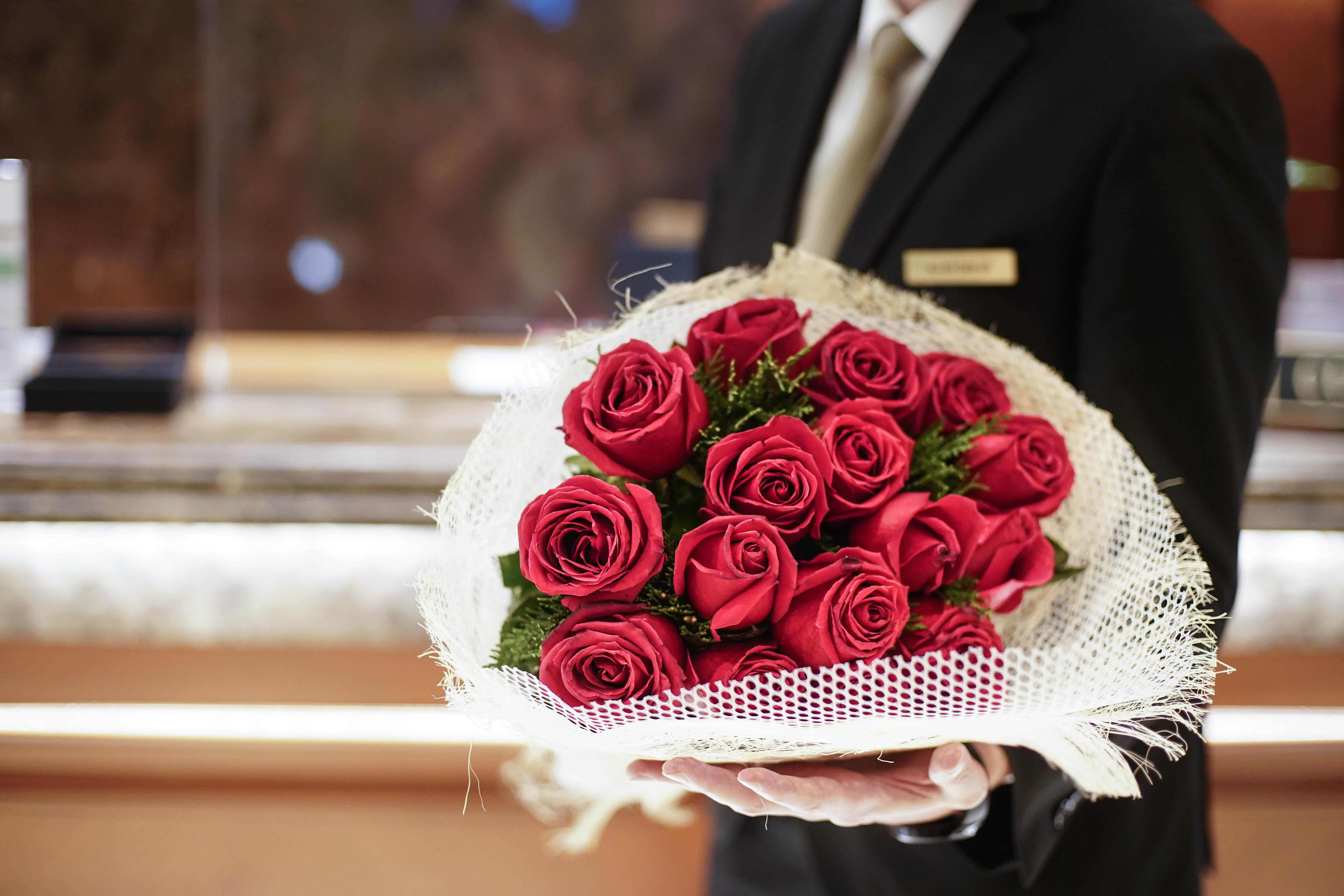 فندق ألميرا بورصة المظهر الخارجي الصورة A hotel concierge holding a bouquet of flowers